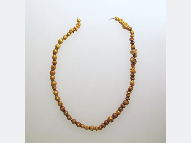 Historic gold necklace used as an illustrative online-store product photo